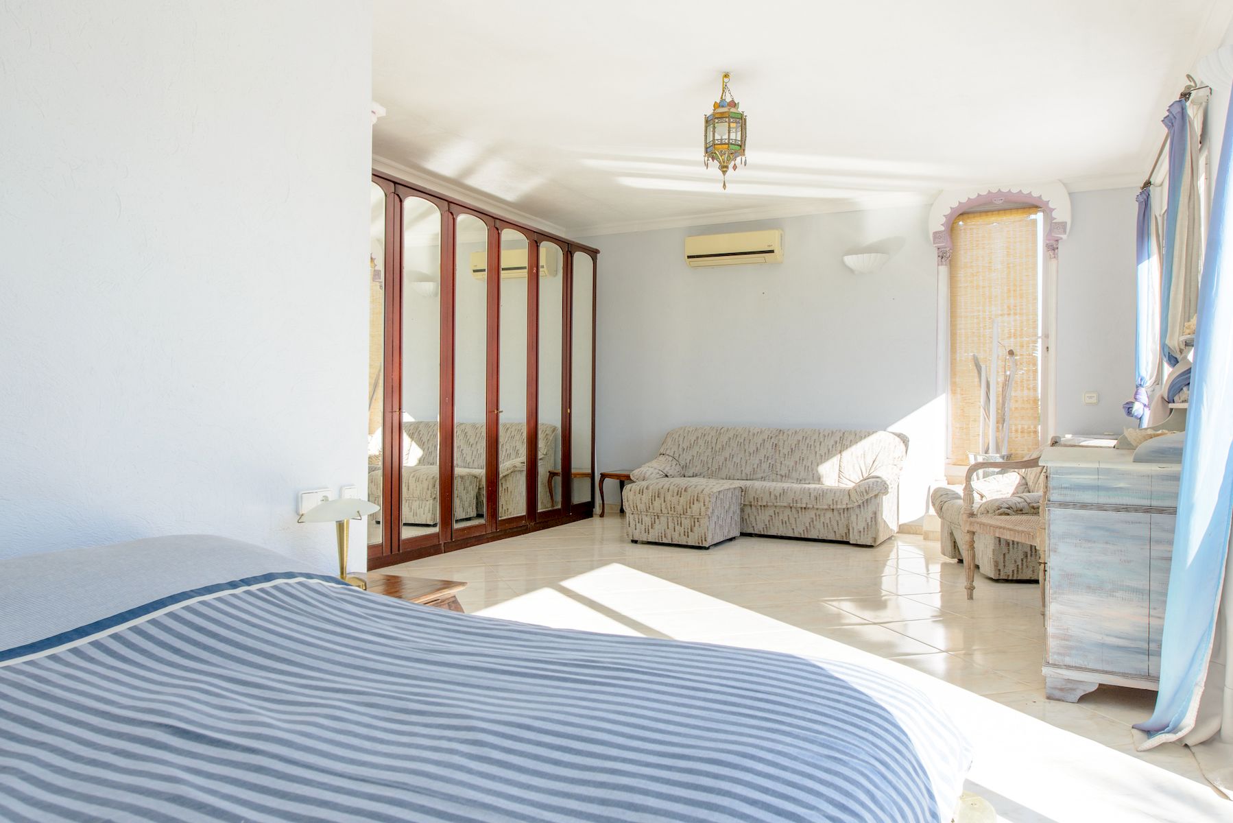 Luxusvilla im arabischen Stil zum Verkauf auf Ibiza mit Meerblick