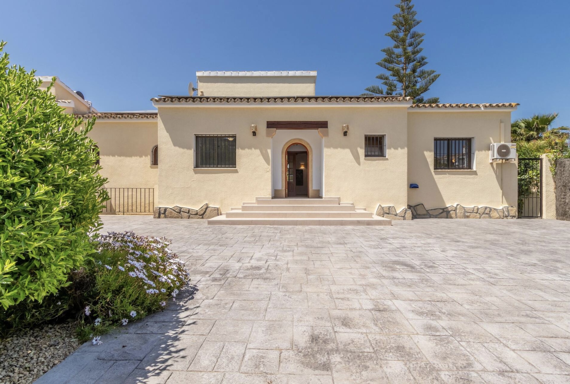 Grote villa te koop in Adsubia in de buurt van de golfbaan - Javea